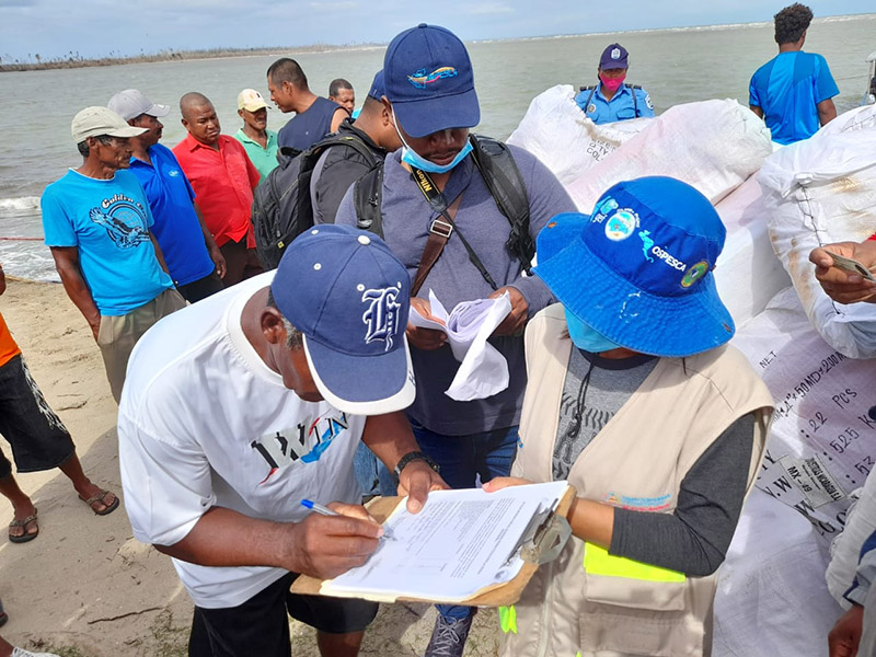 pescadores-reciben-bono-de-pesca-costa-caribe